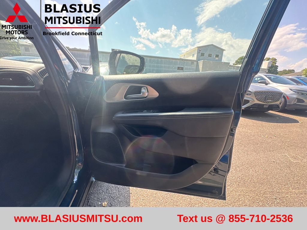 Used 2023 Chrysler Pacifica Limited w/ S Appearance Package FWD image 28