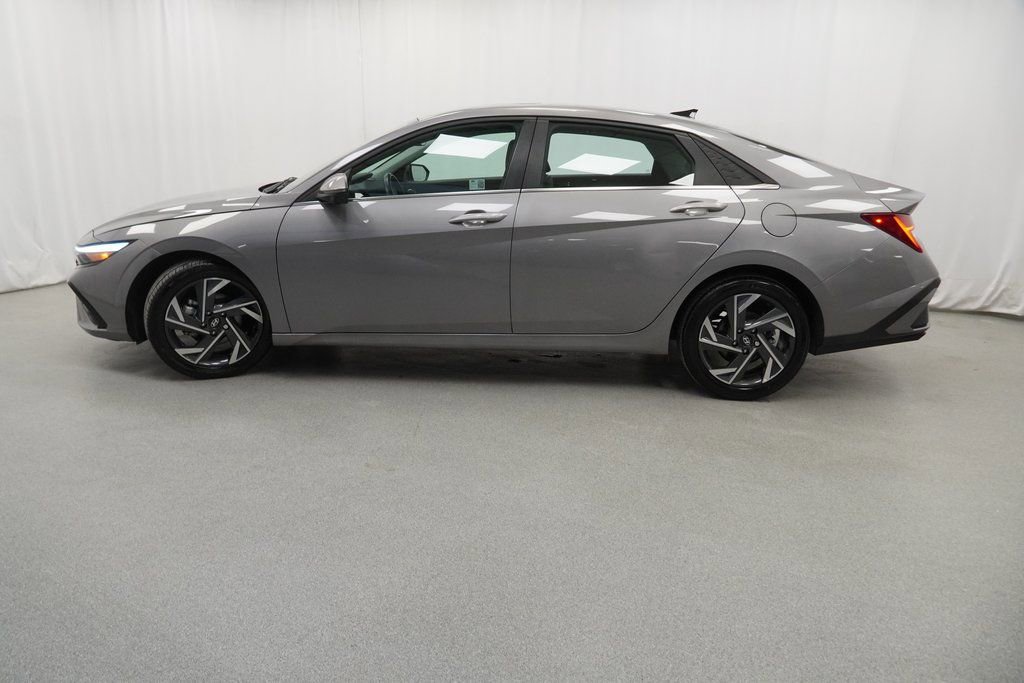 Used 2024 Hyundai Elantra Limited image 14