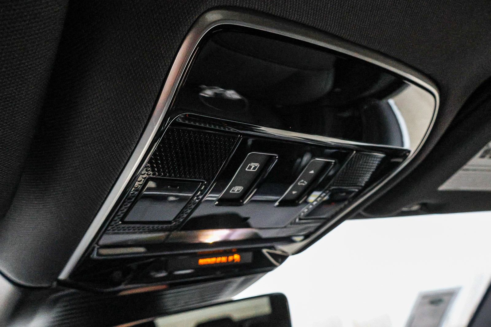 New 2025 Land Rover Range Rover SE image 40