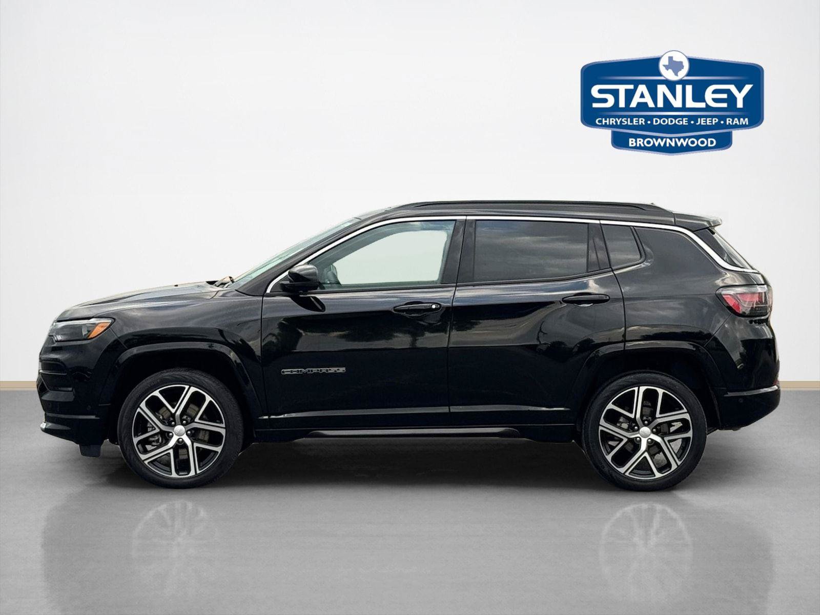 Used 2024 Jeep Compass Limited w/ Elite Group AWD/4WD image 4