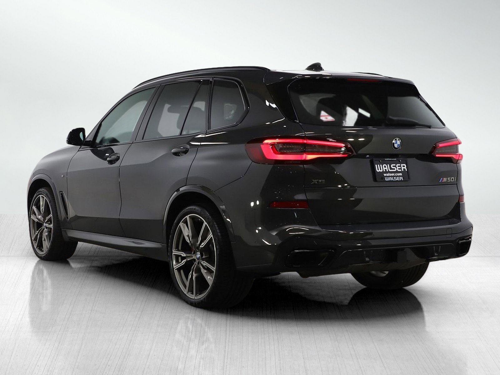 Used 2022 BMW X5 M50i image 3