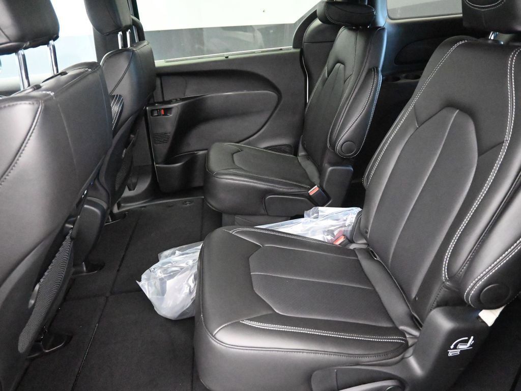 New 2026 Chrysler Pacifica Select image 16