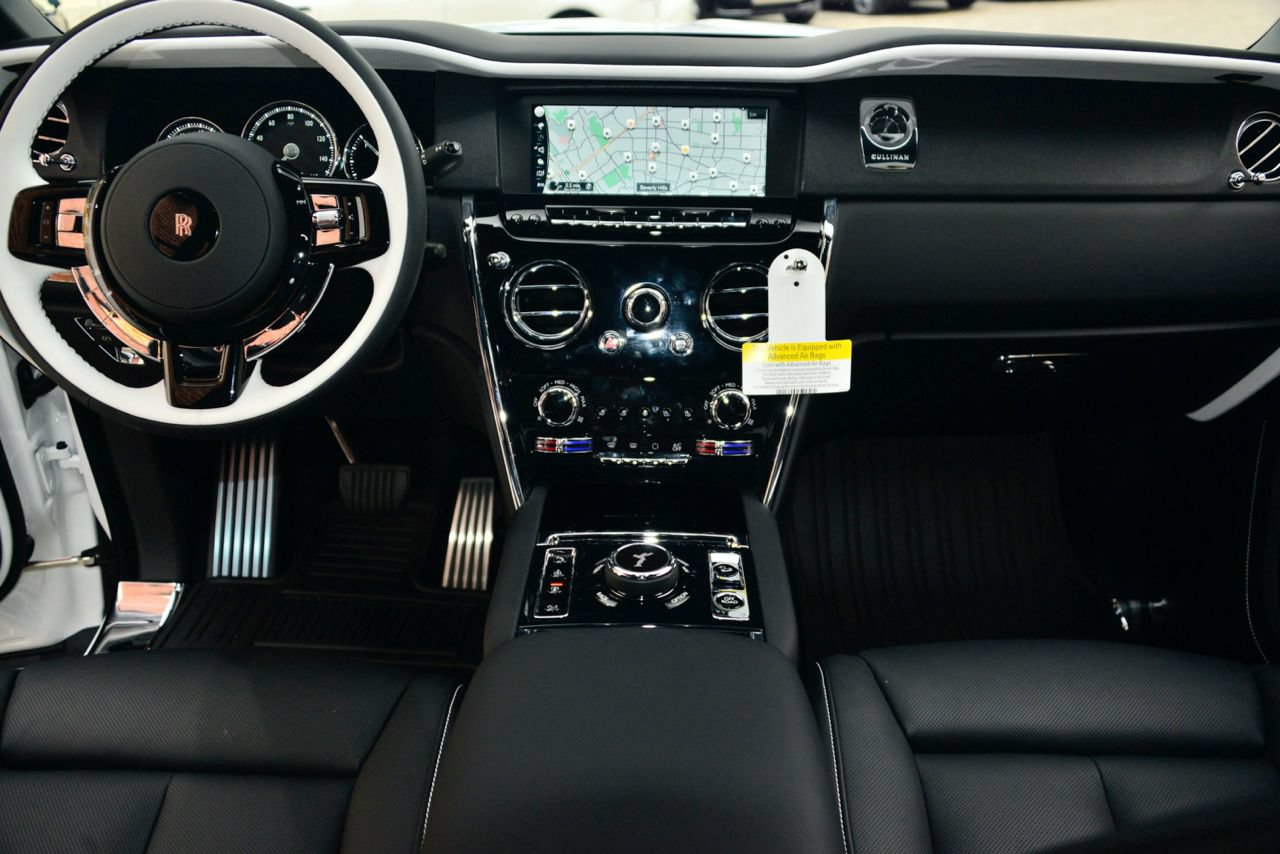 Certified 2023 Rolls-Royce Cullinan w/ Technology Package AWD/4WD image 4