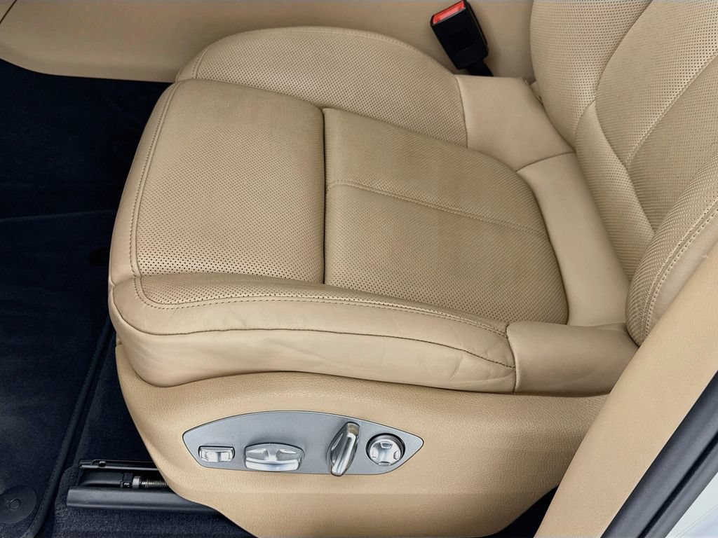 Certified 2025 Porsche Macan AWD/4WD image 13