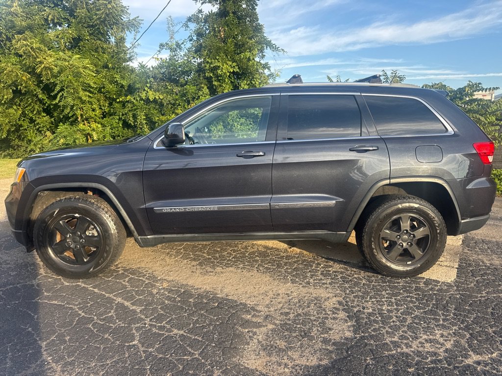 Used 2013 Jeep Grand Cherokee Laredo w/ Laredo E Group AWD/4WD image 2