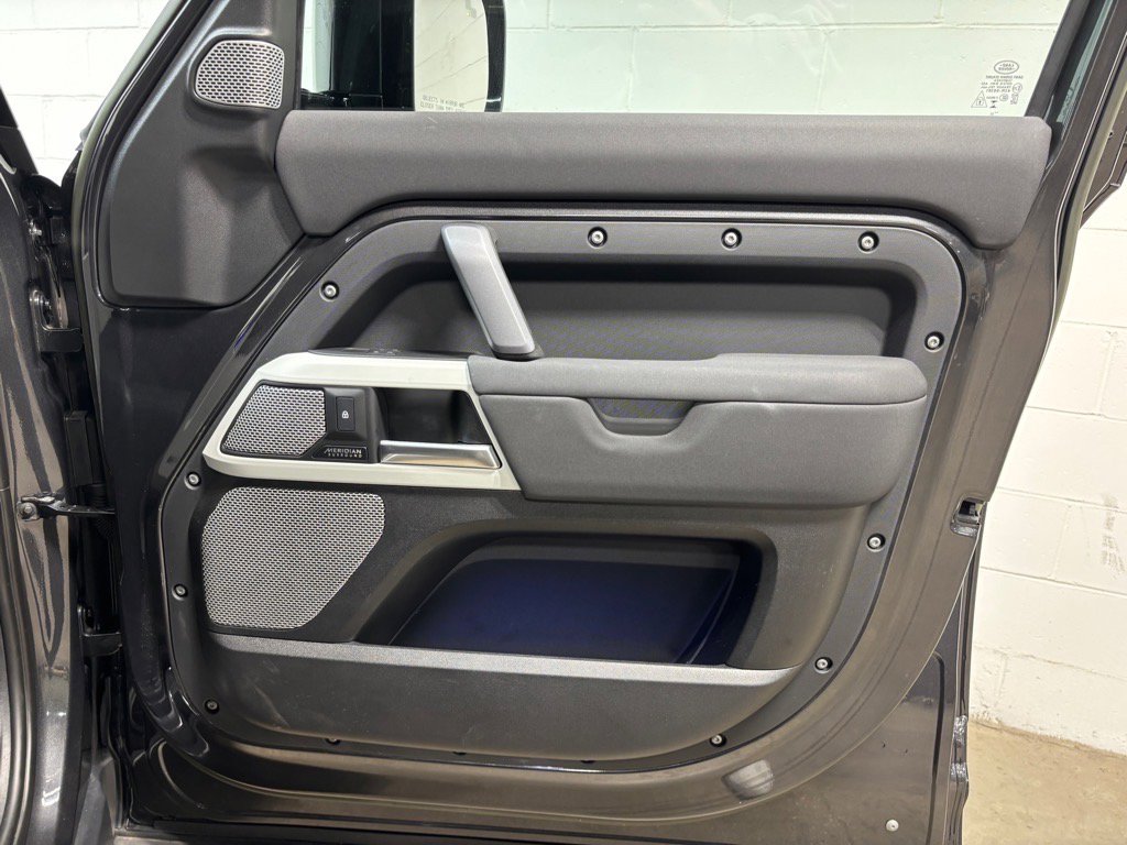 Used 2023 Land Rover Defender 130 X-Dynamic SE image 33