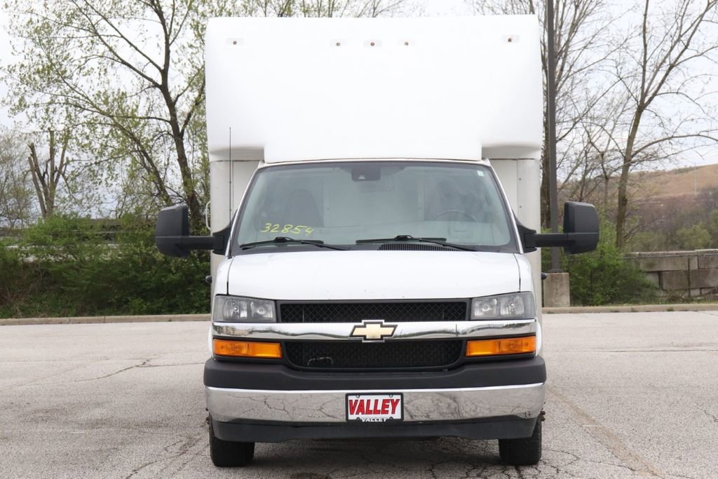 Used 2021 Chevrolet Express 4500 Extended w/ Power Convenience Package RWD image 3