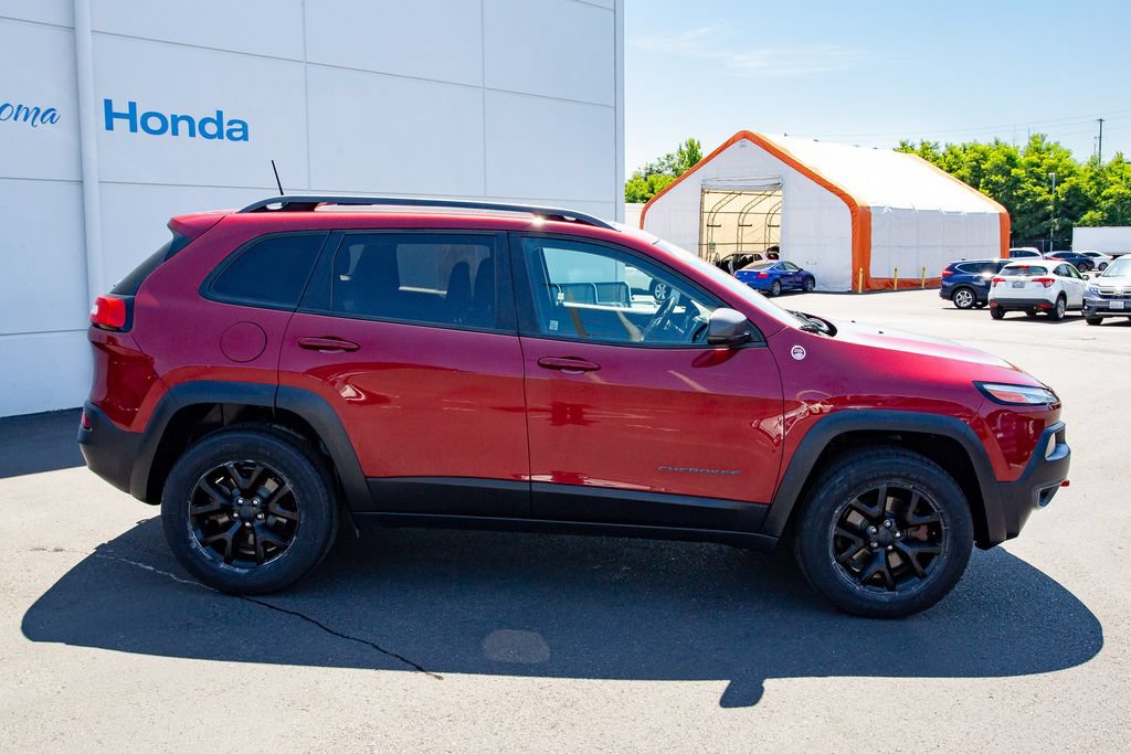 Used 2017 Jeep Cherokee Trailhawk AWD/4WD image 16