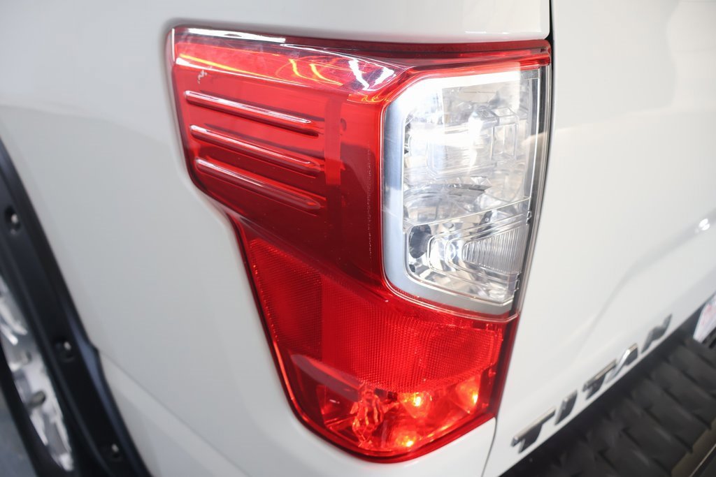 Used 2018 Nissan Titan SV image 23