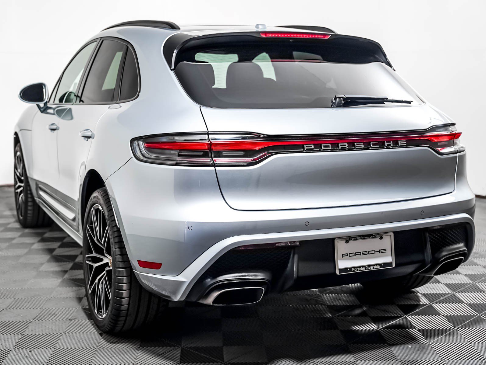 Certified 2023 Porsche Macan AWD/4WD image 3