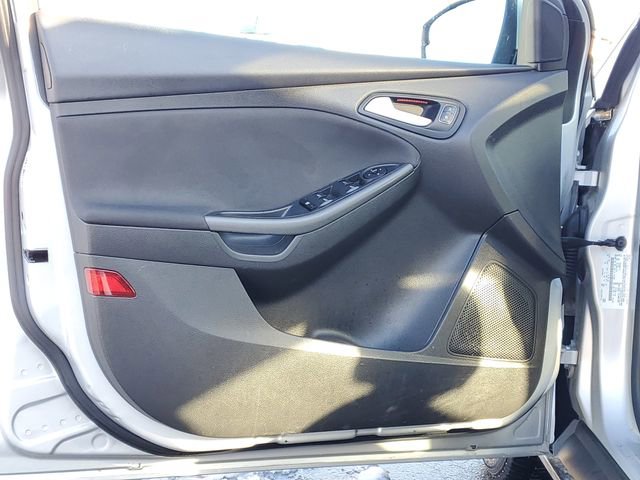 Used 2016 Ford Focus SE w/ Equipment Group 201A FWD image 9