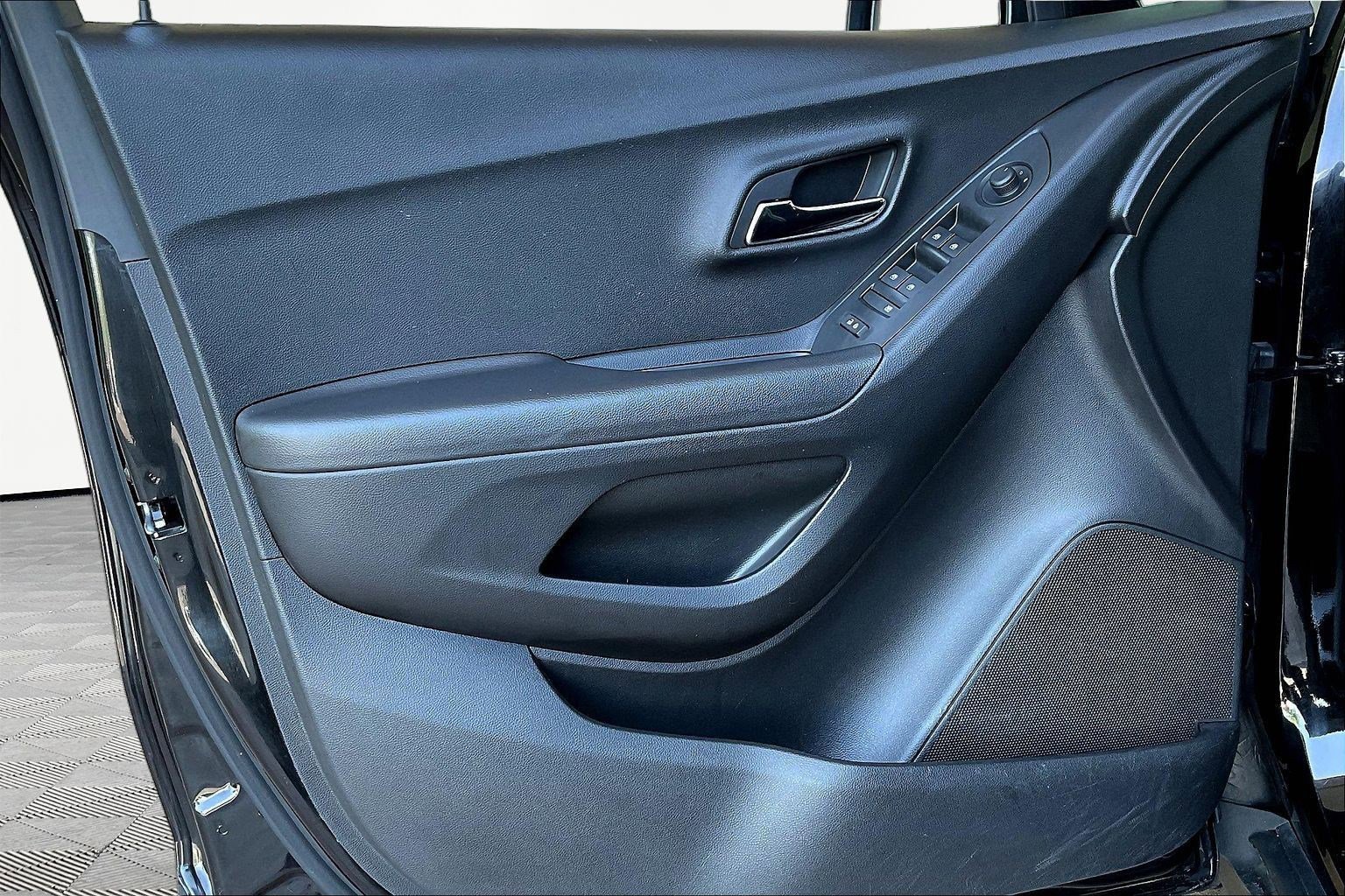 Used 2019 Chevrolet Trax LT w/ LT Convenience Package FWD image 19