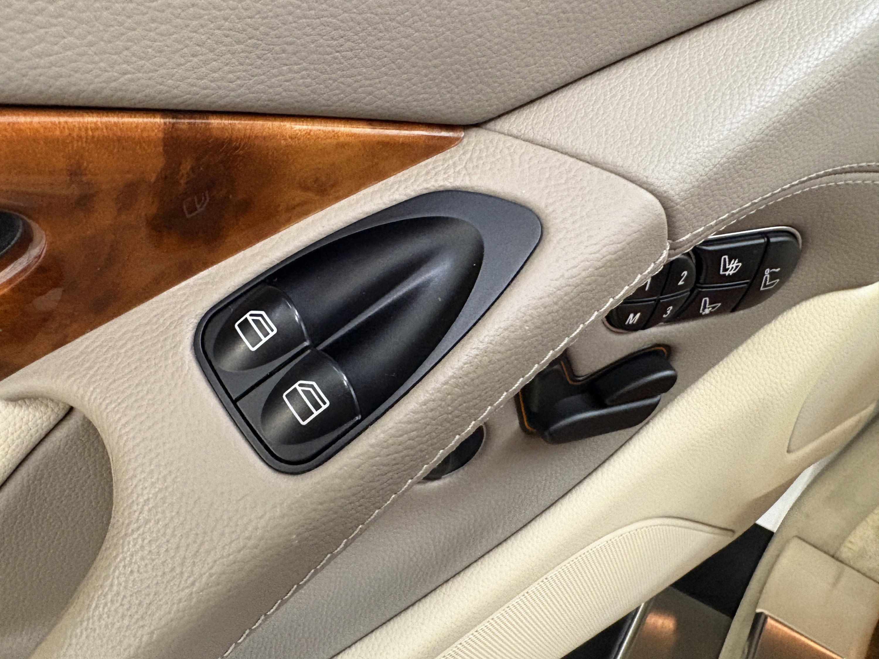 Used 2011 Mercedes-Benz SL 550 image 34