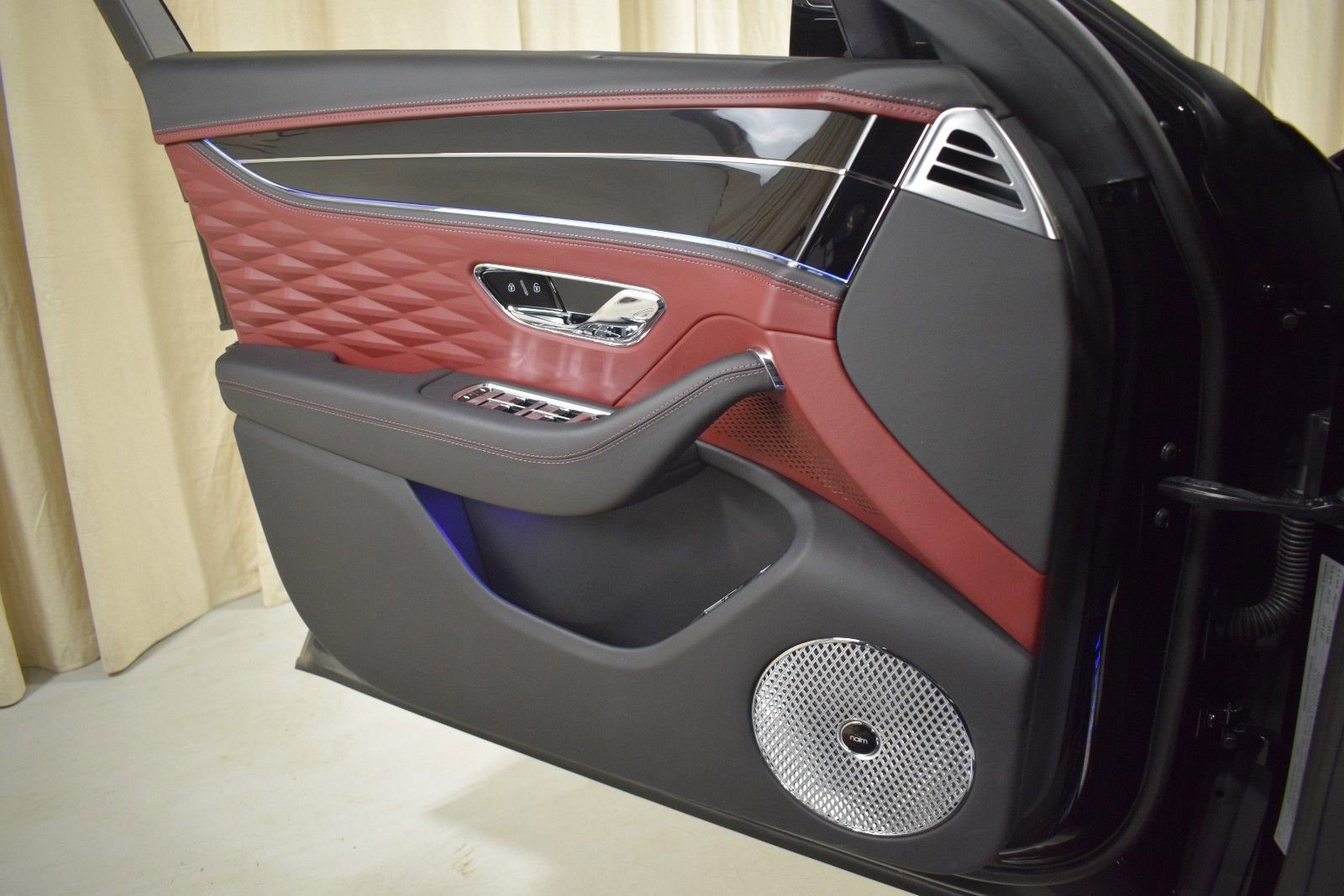 Certified 2023 Bentley Flying Spur Azure image 38