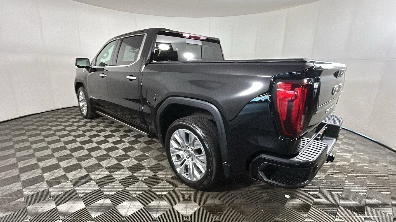 Used 2022 GMC Sierra 1500 Denali w/ Denali Premium Package AWD/4WD image 5