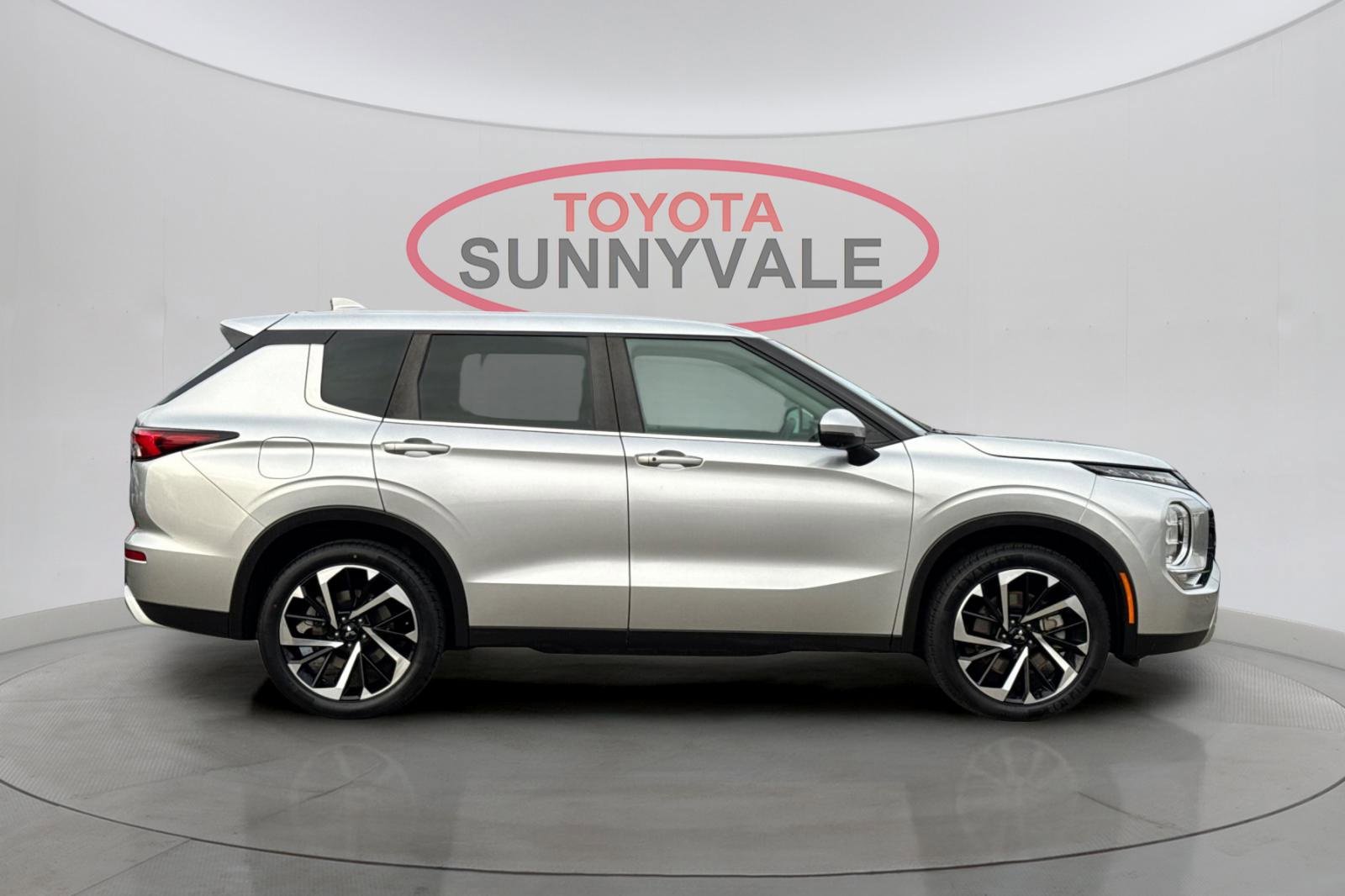 Used 2024 Mitsubishi Outlander SE image 9