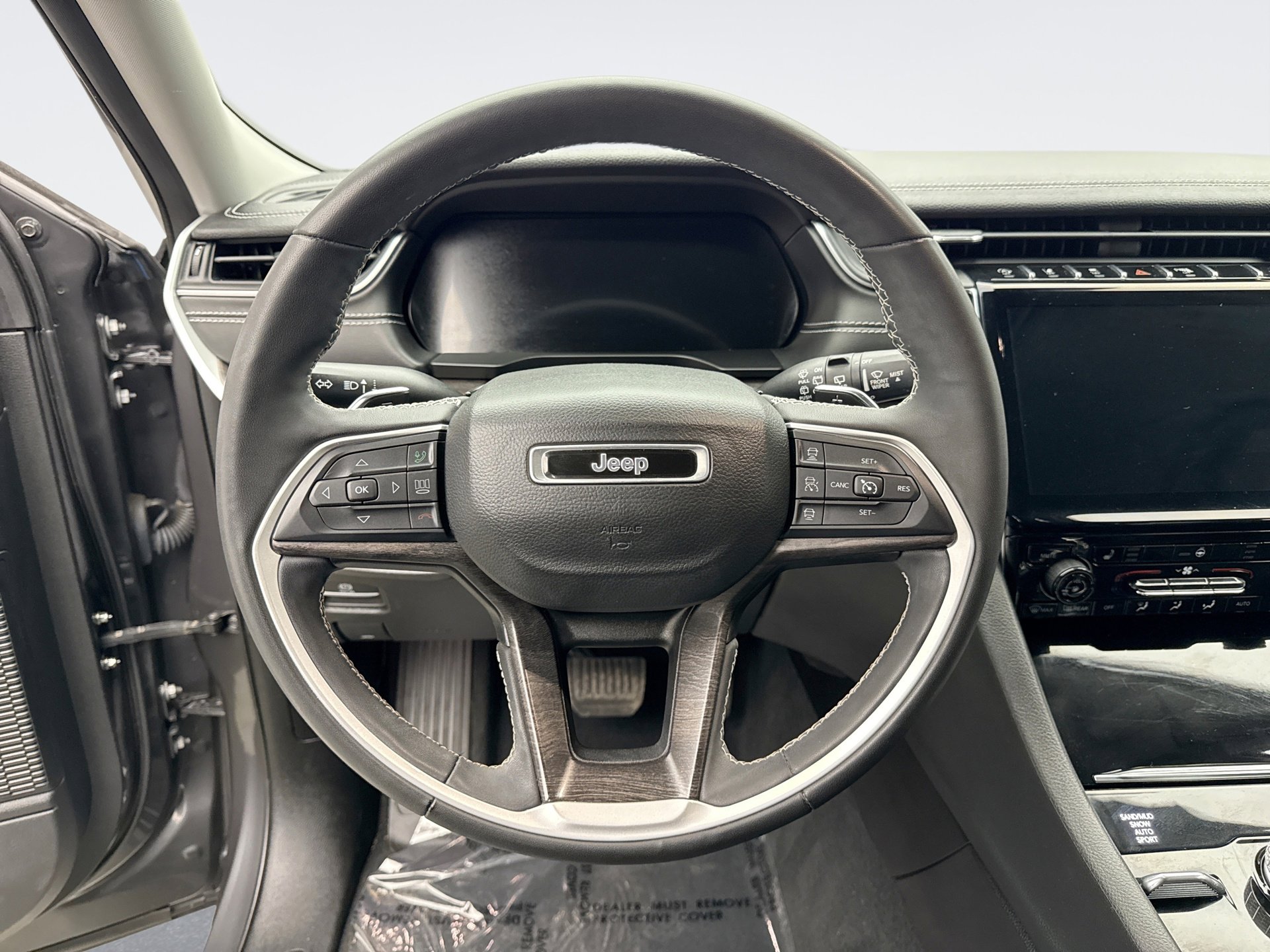 Used 2023 Jeep Grand Cherokee L Limited w/ Black Appearance Package image 12