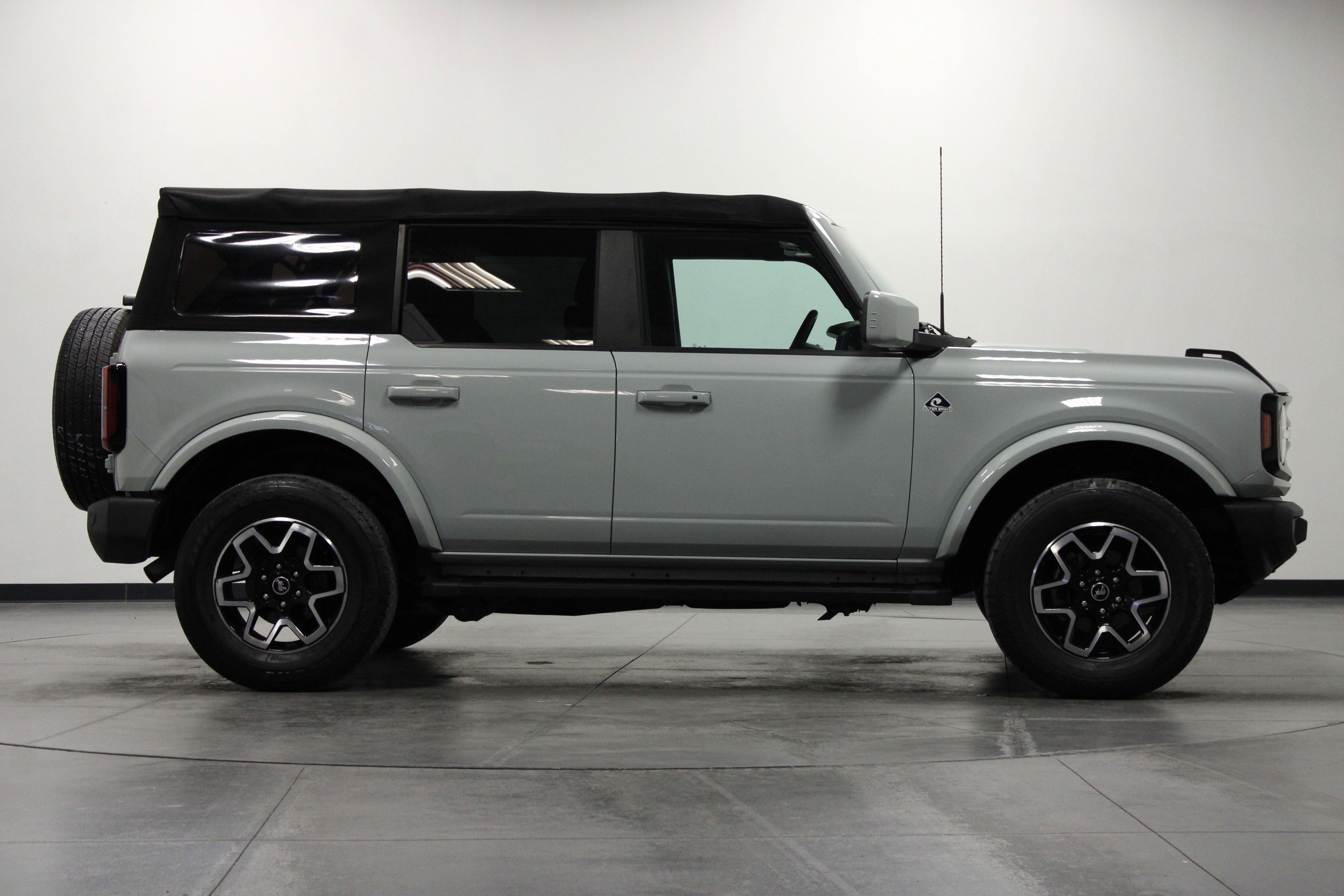 Used 2022 Ford Bronco Outer Banks image 3