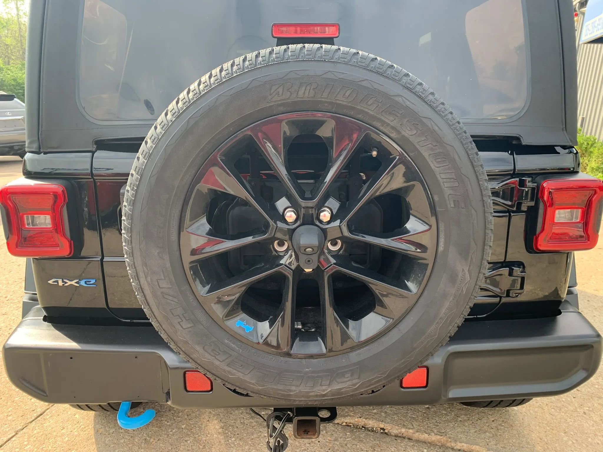 Used 2023 Jeep Wrangler Unlimited Sahara w/ Cold Weather Group AWD/4WD image 6