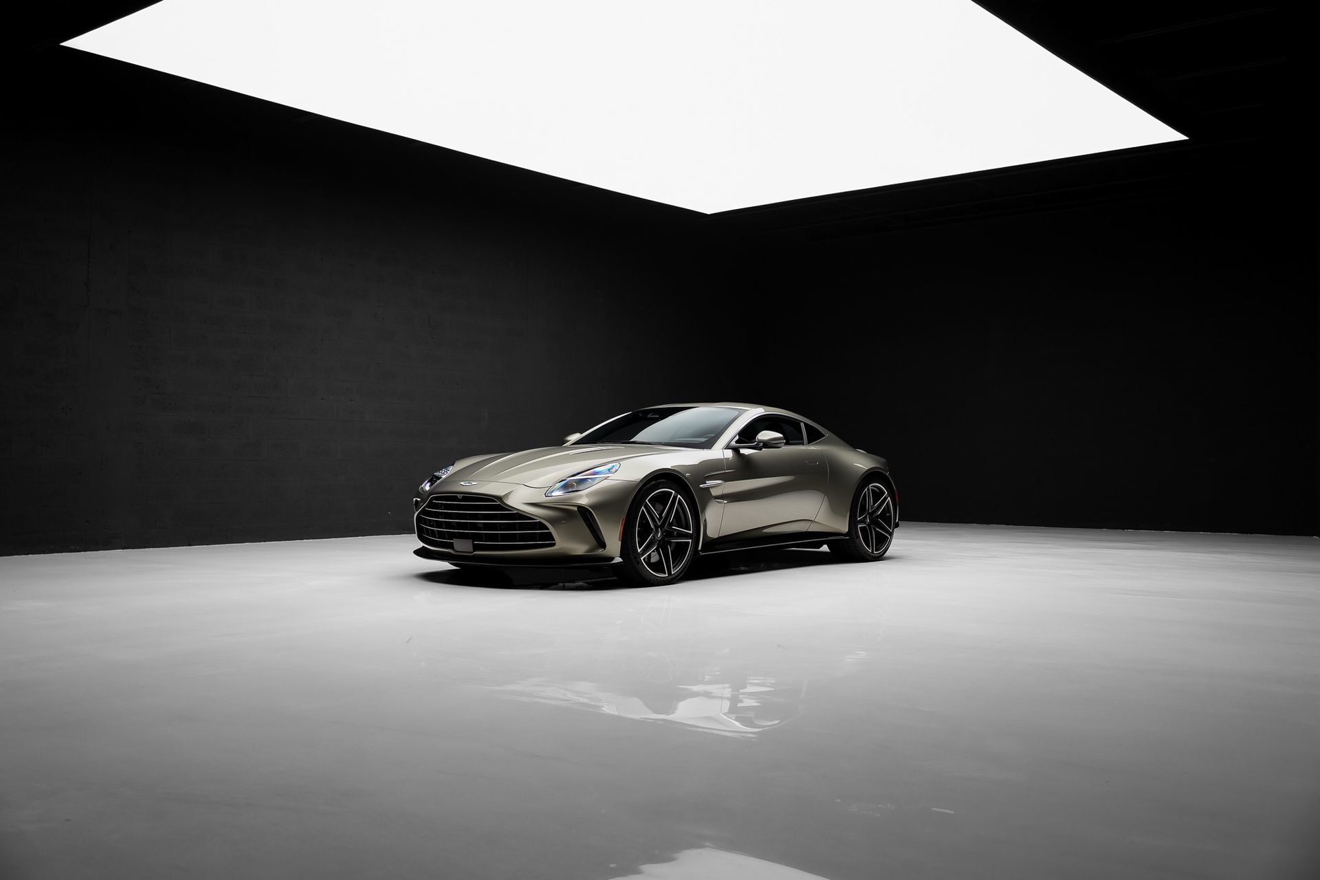 Used 2025 Aston Martin V8 Vantage Coupe RWD image 73