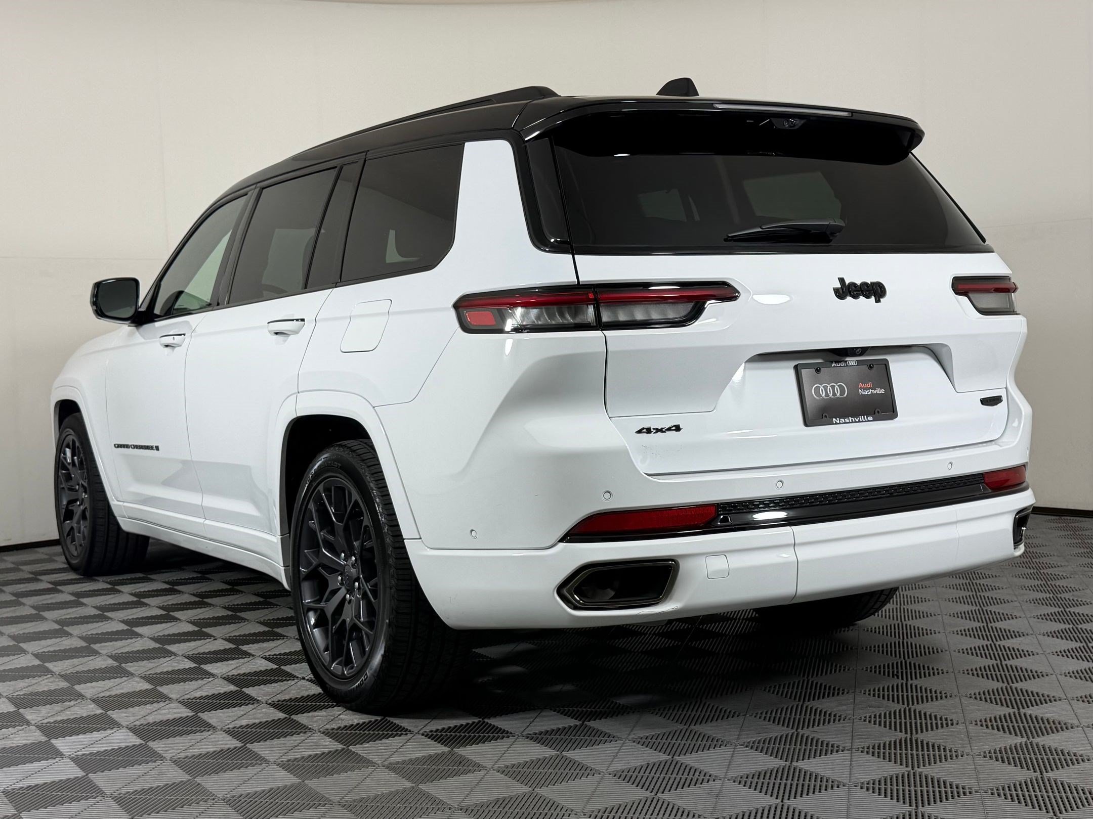 Used 2025 Jeep Grand Cherokee L Summit AWD/4WD image 3