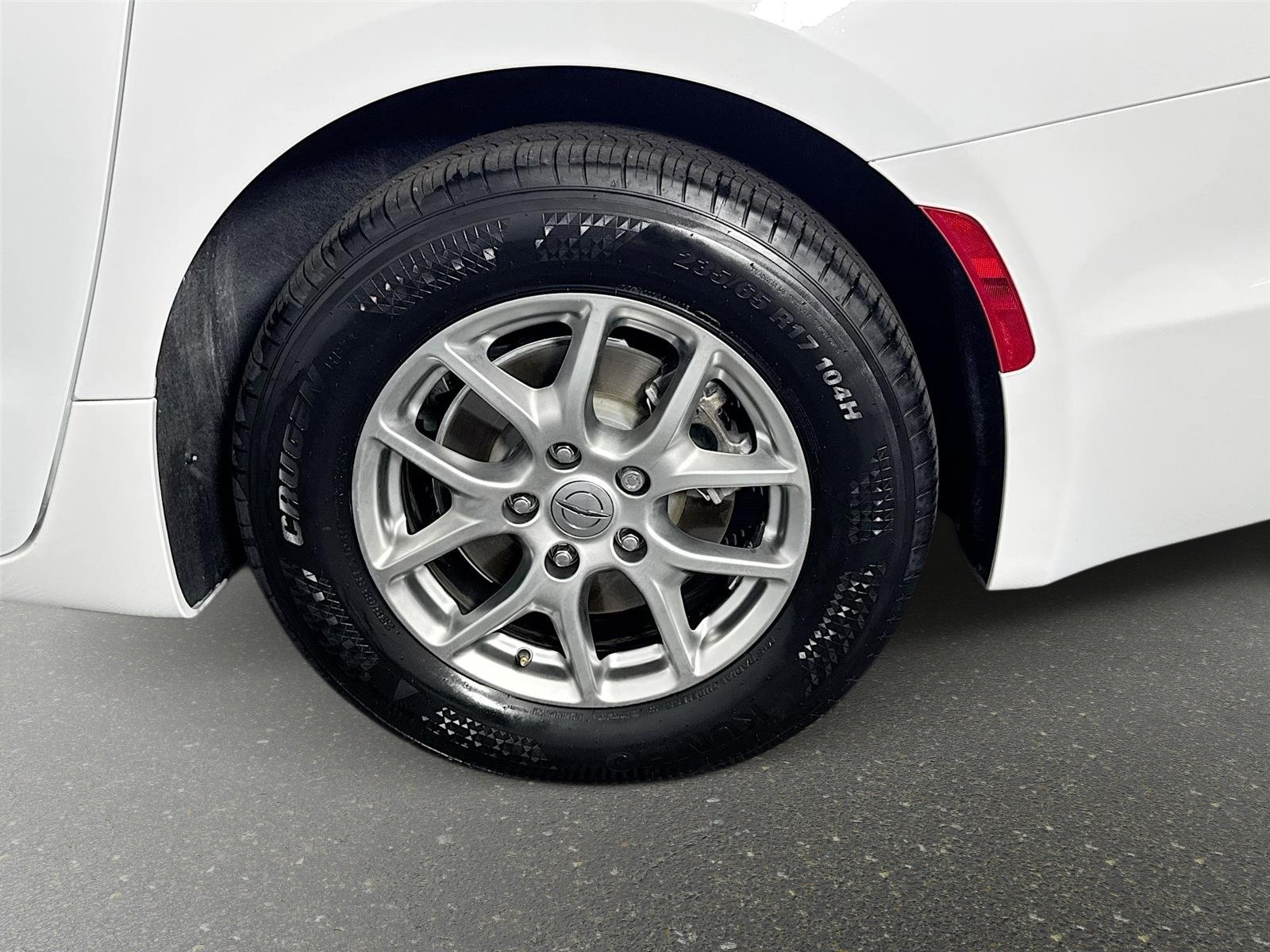 Used 2021 Chrysler Pacifica Touring FWD image 31