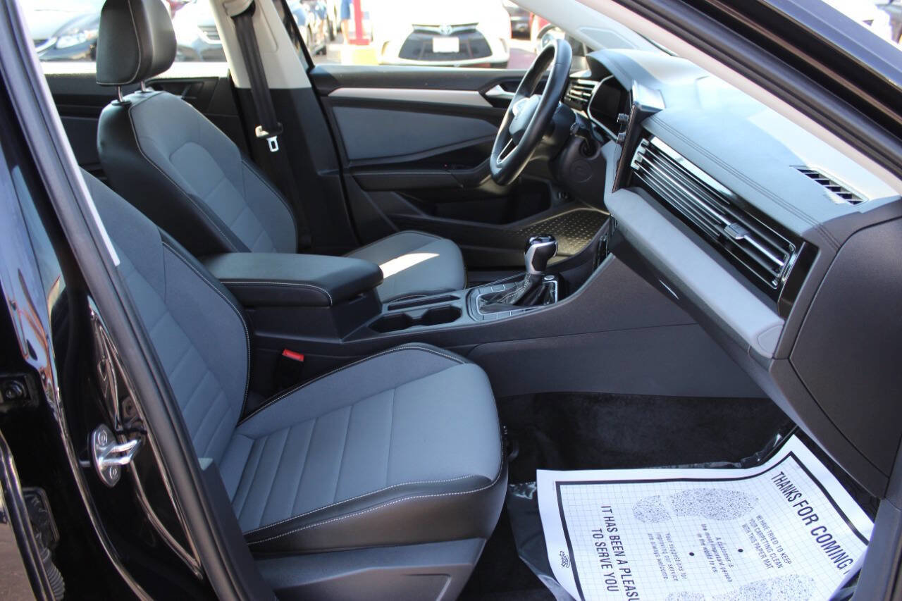 Used 2025 Volkswagen Jetta SE image 9