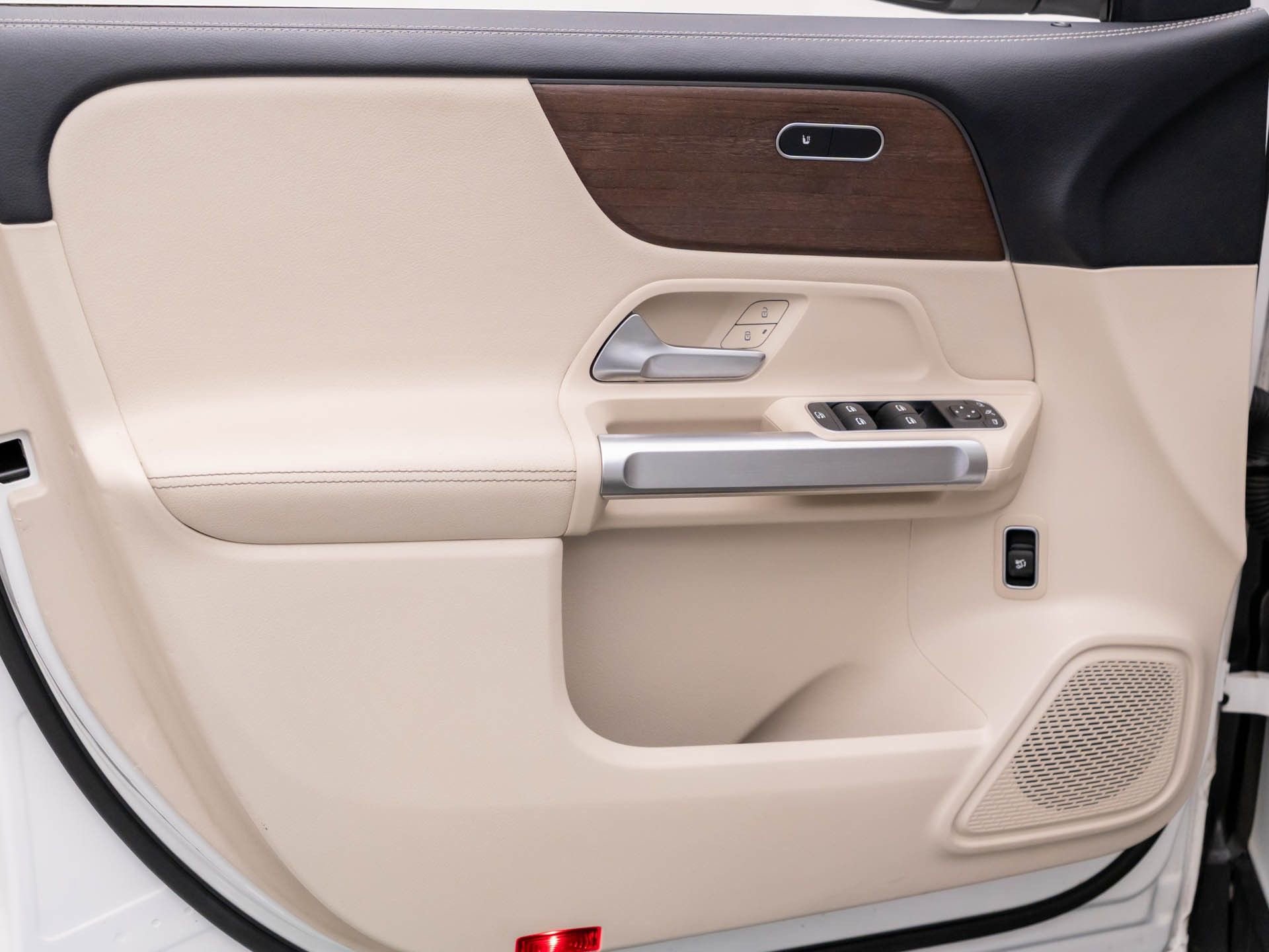 Used 2022 Mercedes-Benz GLB 250 4MATIC w/ Premium Package Lite image 15