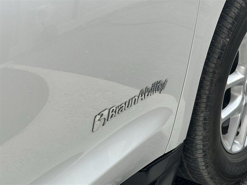 Used 2022 Chrysler Voyager LX FWD image 38