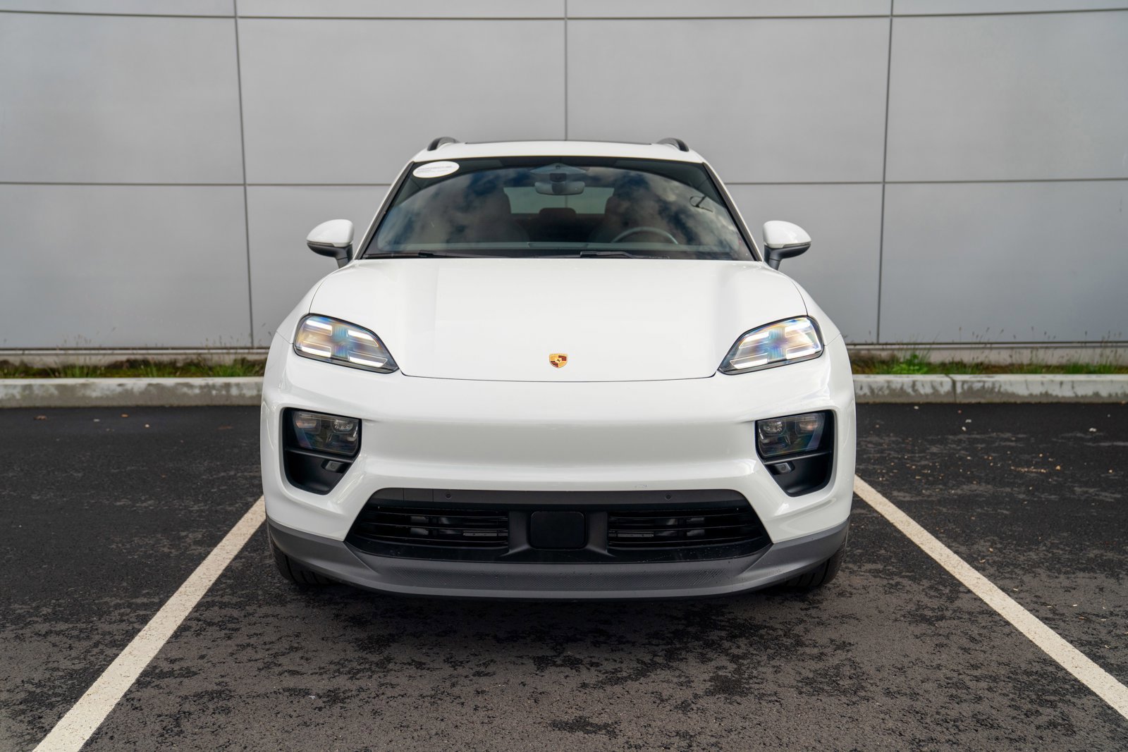 Certified 2025 Porsche Macan Electric image 6