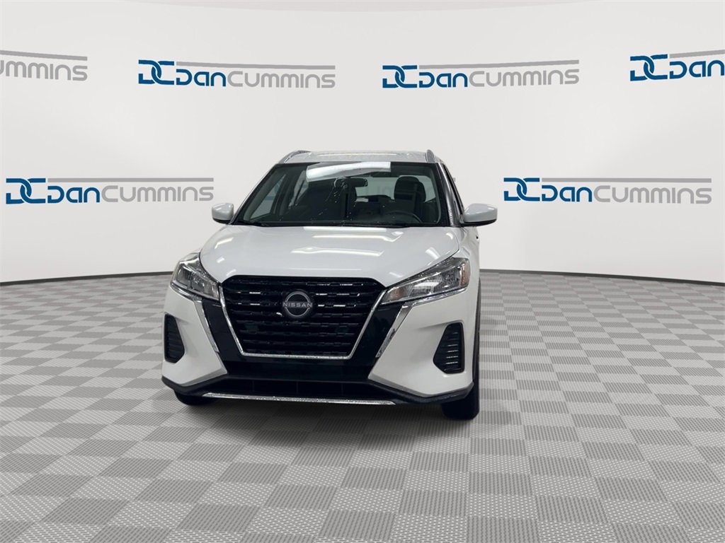 Used 2023 Nissan Kicks SV image 3