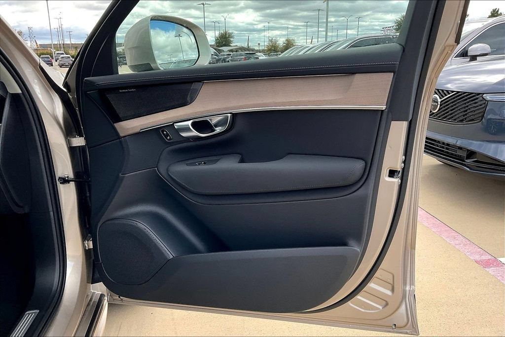 New 2026 Volvo XC90 B5 Plus w/ Protection Package Premier AWD/4WD image 11