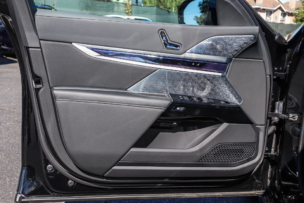 Used 2026 BMW i7 eDrive50 w/ Executive Package RWD image 21