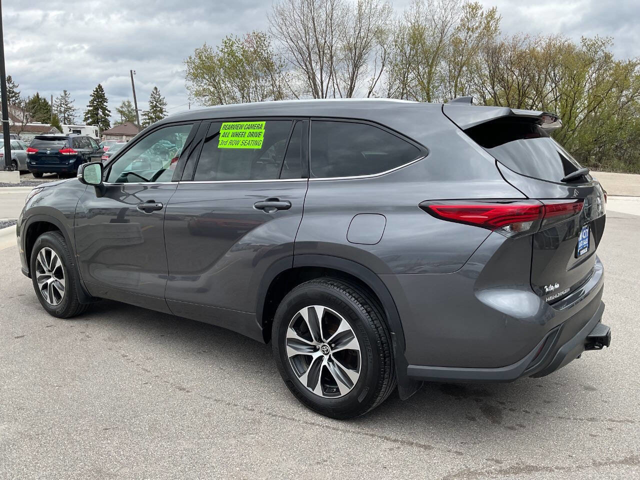 Used 2021 Toyota Highlander XLE AWD/4WD image 4