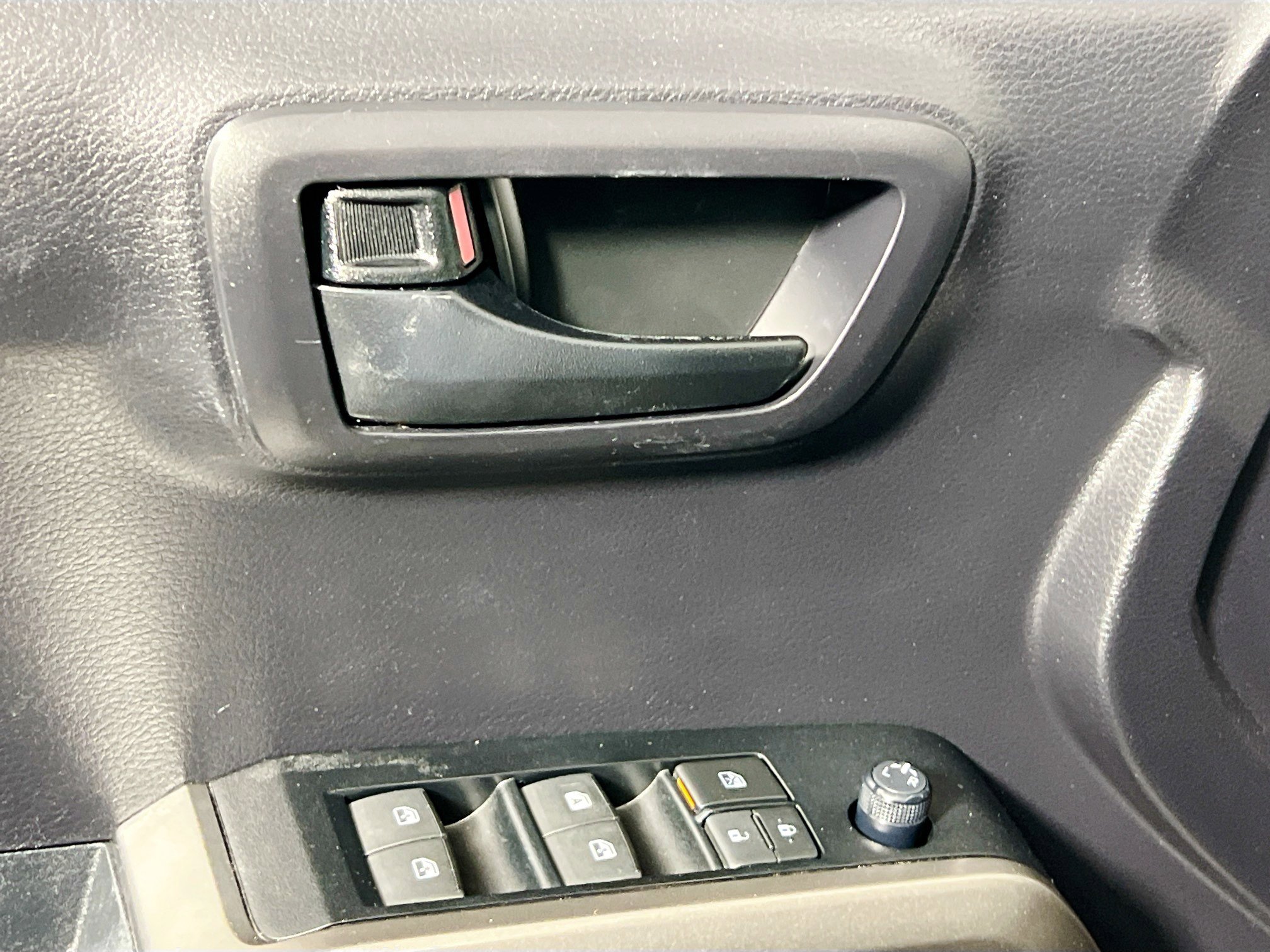 Used 2020 Toyota Tacoma SR5 w/ SR5 Appearance Package (SM) image 16