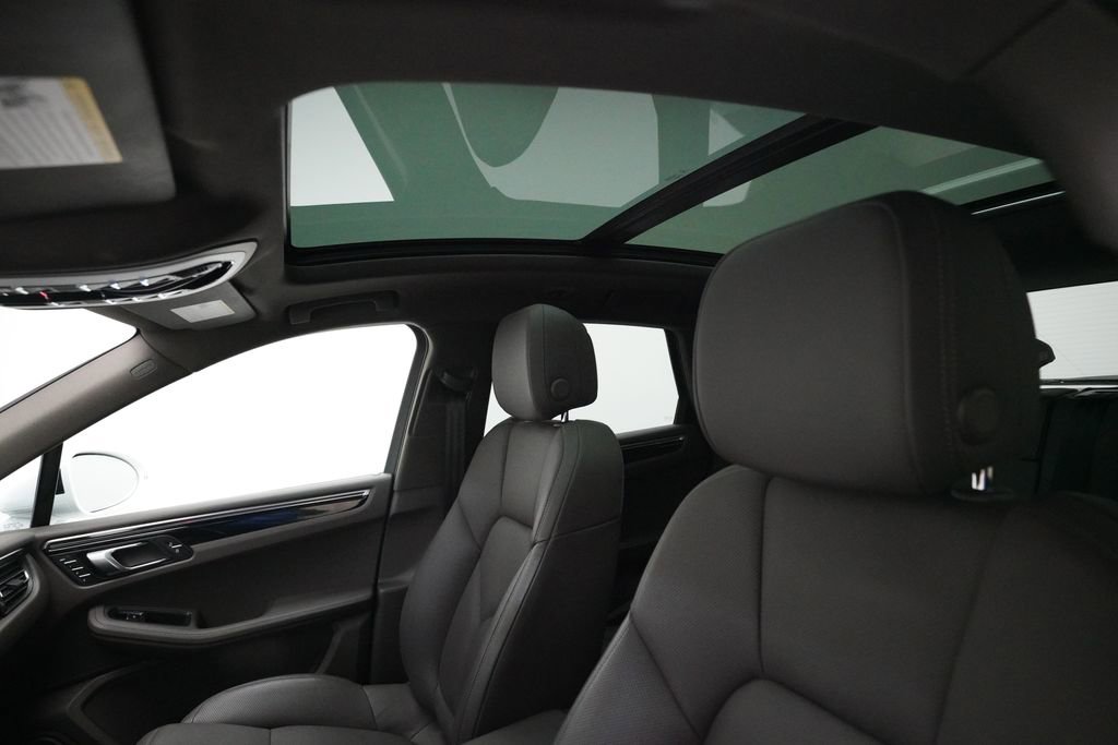 Certified 2023 Porsche Macan image 18