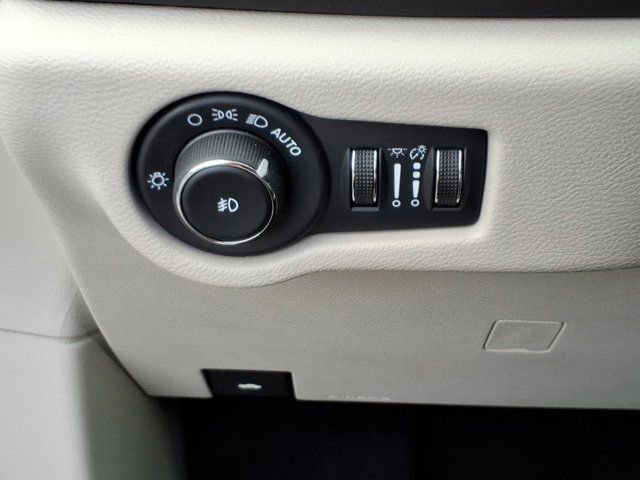 Used 2024 Chrysler Pacifica Touring-L FWD image 21