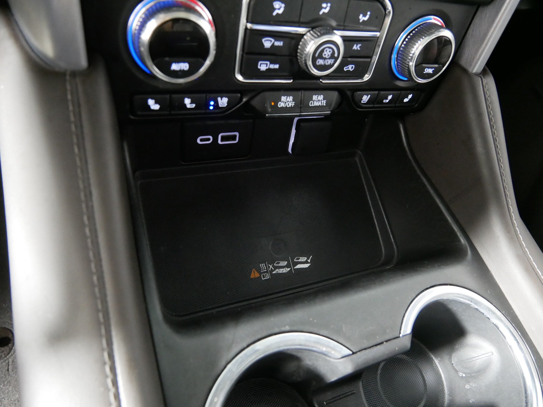 Used 2023 GMC Yukon SLT w/ SLT Premium Package AWD/4WD image 29