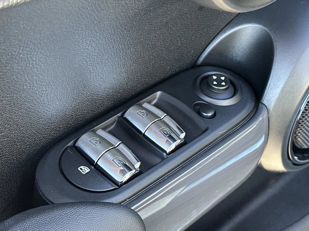 Used 2021 MINI Cooper 4-Door Hardtop image 23