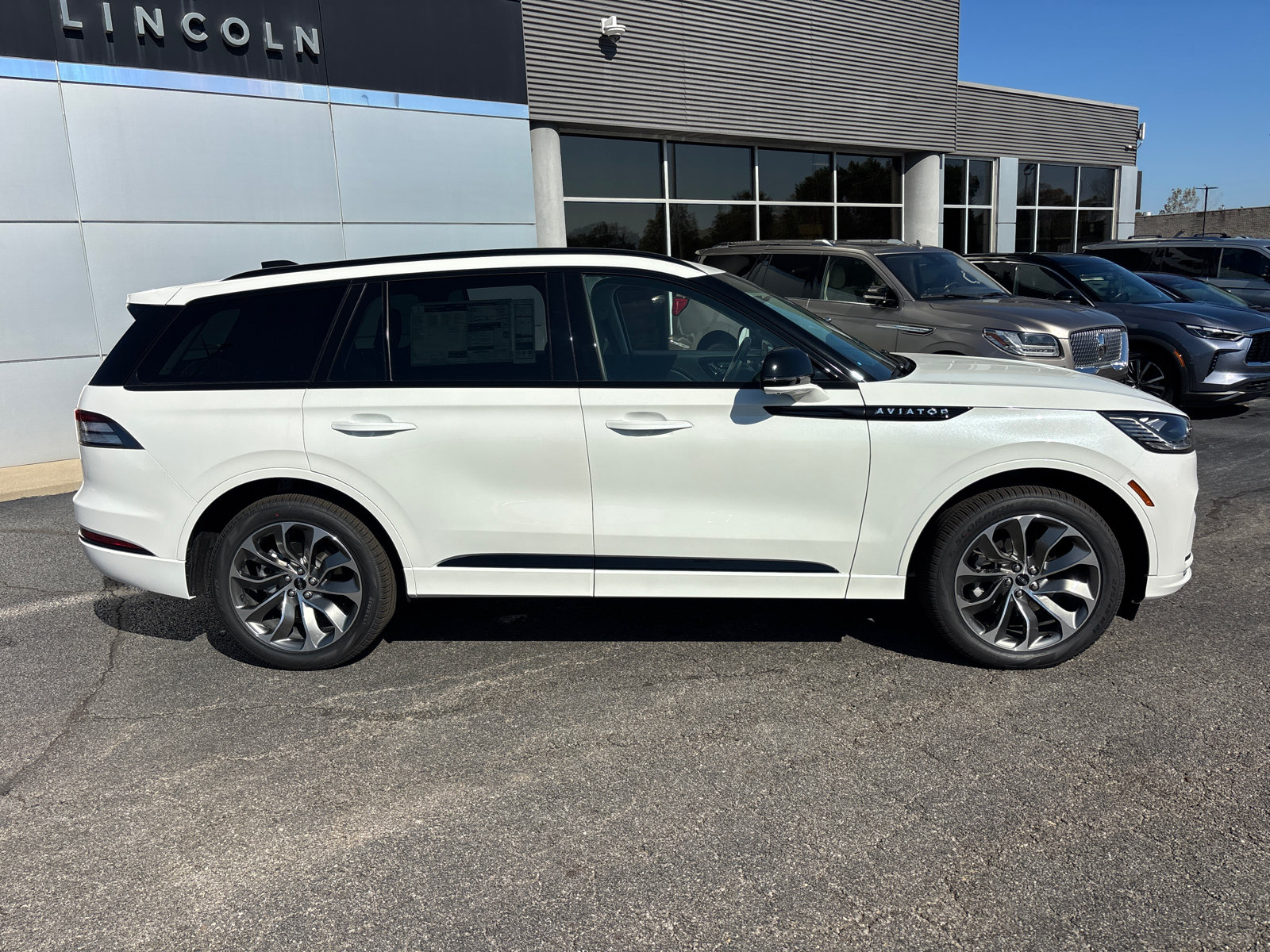 New 2027 Lincoln Aviator AWD w/ Jet Appearance Package image 8