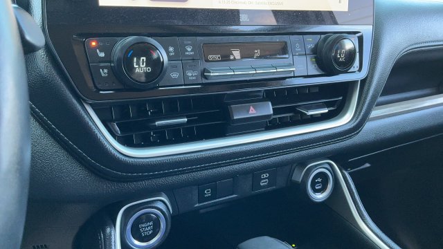 Used 2024 Toyota Grand Highlander AWD image 17