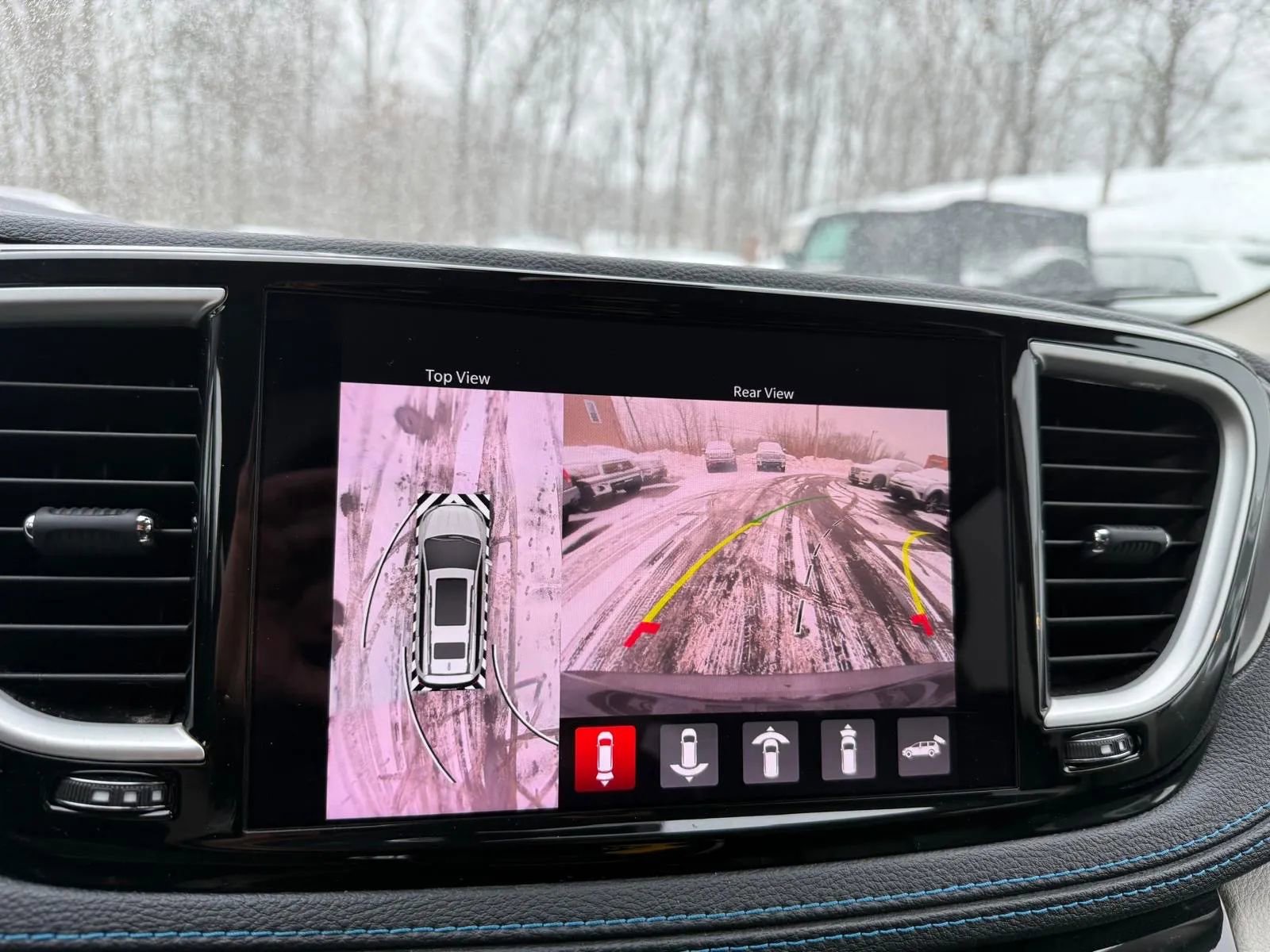 Used 2021 Chrysler Pacifica Touring-L image 15