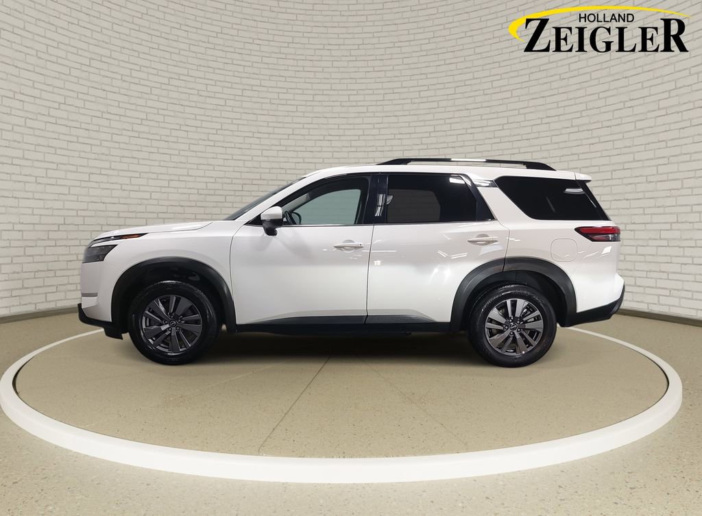 Used 2025 Nissan Pathfinder SV image 8