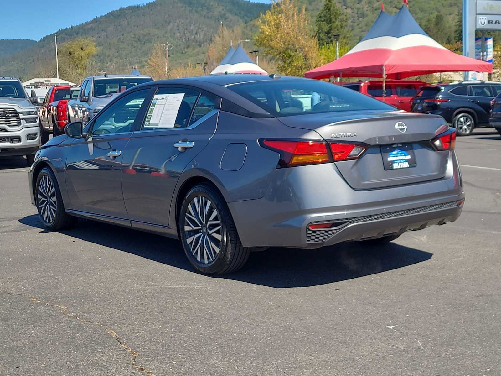 Used 2025 Nissan Altima 2.5 SV FWD image 12