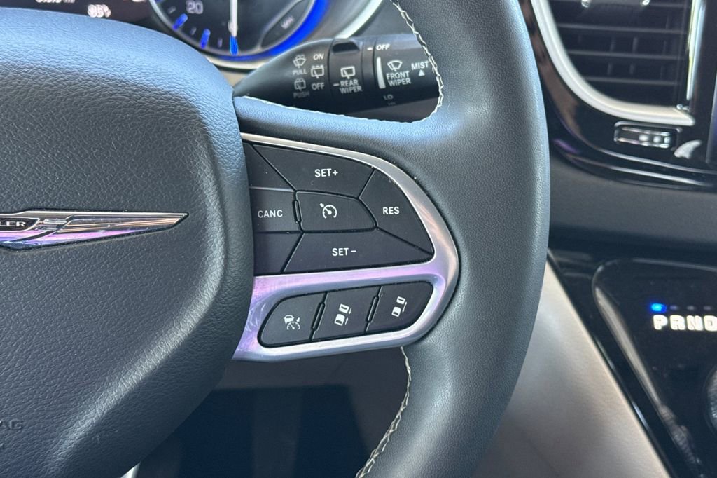 Used 2023 Chrysler Pacifica Touring-L FWD image 35