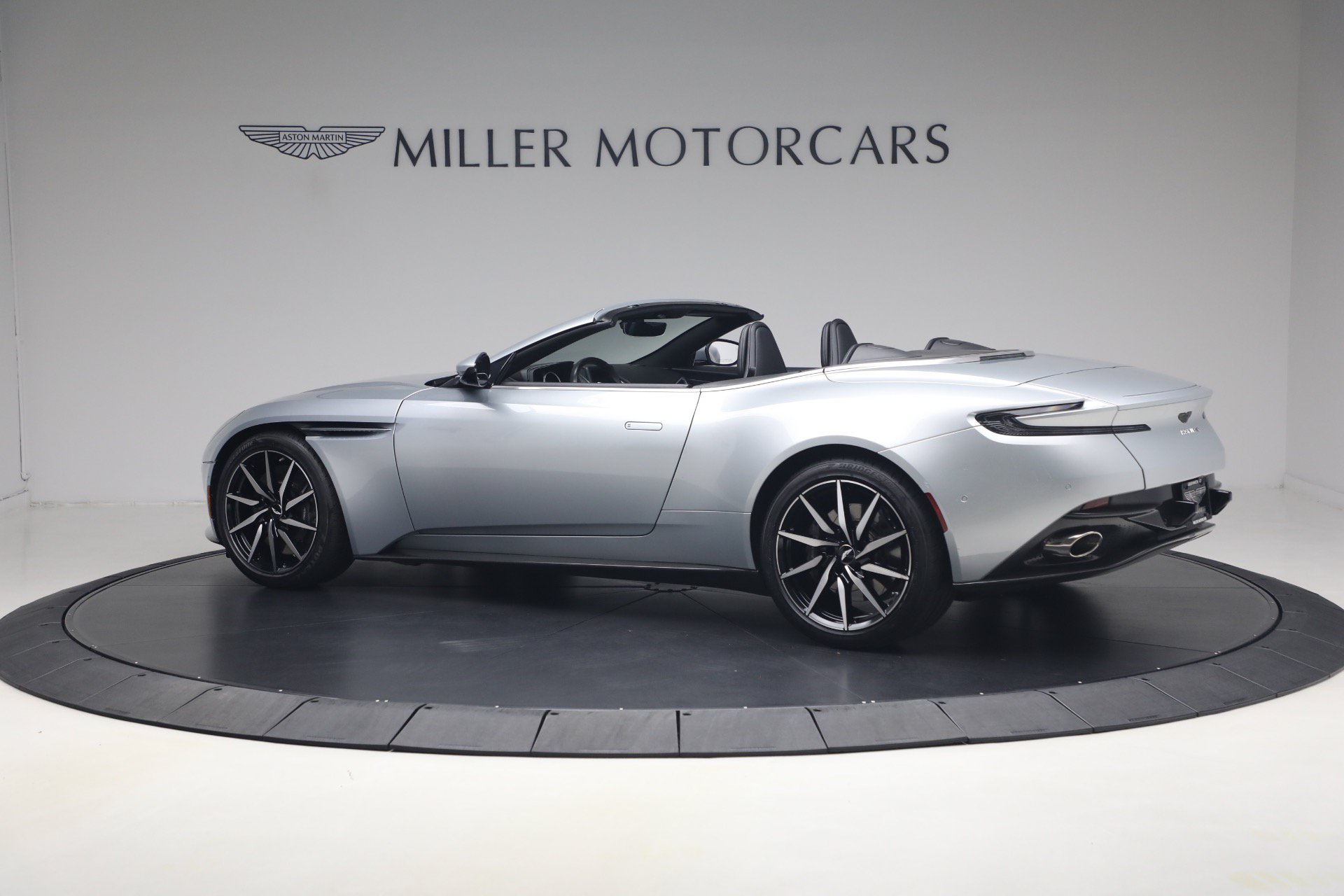Used 2019 Aston Martin DB11 Volante RWD image 4