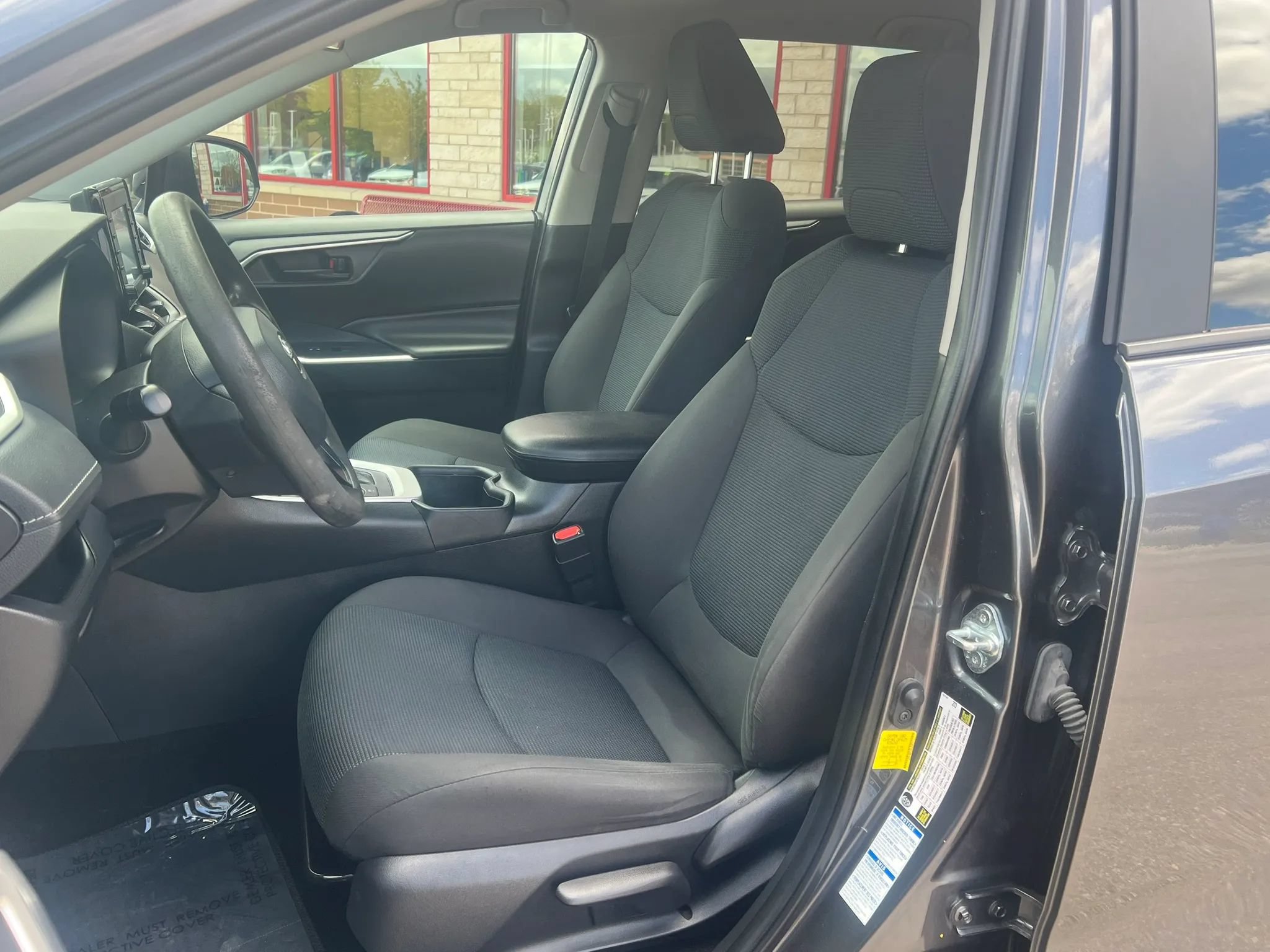 Used 2022 Toyota RAV4 LE AWD/4WD image 10