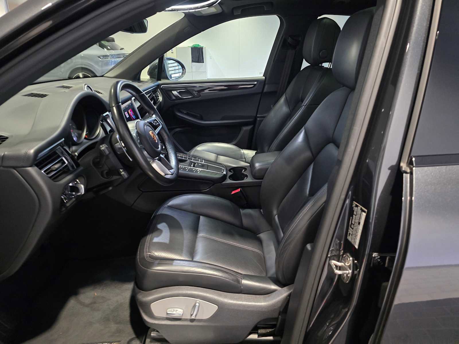 Used 2021 Porsche Macan S image 24