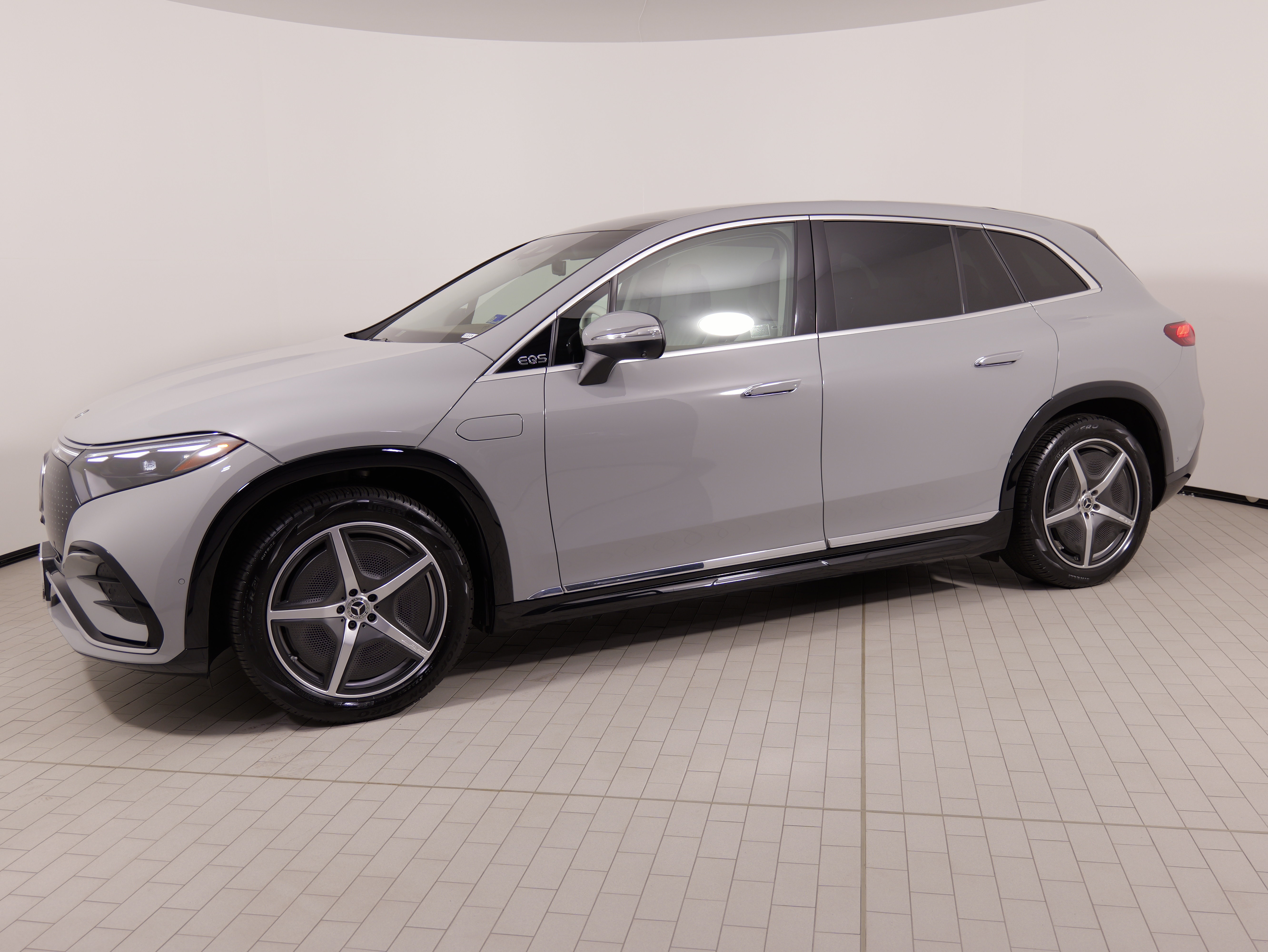 Used 2023 Mercedes-Benz EQS 580 4MATIC SUV image 1
