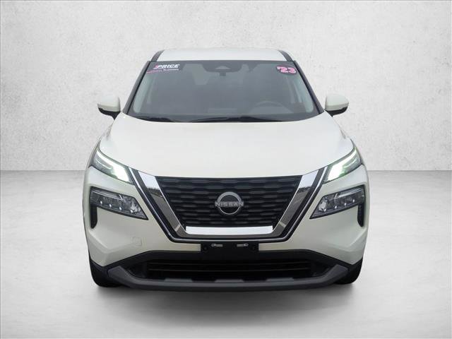 Used 2023 Nissan Rogue SV image 2